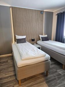 a room with two beds in a room at Leilighet Vingnes in Lillehammer