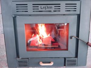 an oven with a fire in it with a person in it at Pinares del Norte in Federación