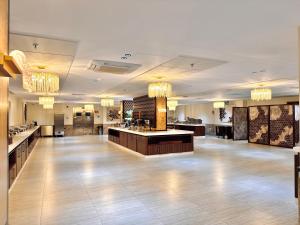 a large room with a buffetasteryasteryasteryasteryasteryasteryasteryasteryasteryastery at فندق قرى Qira Hotel in Mecca