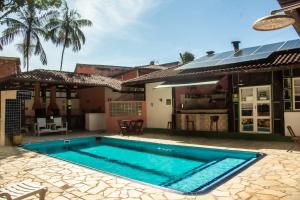 a swimming pool in the backyard of a house at Pérola da Mata in Boicucanga