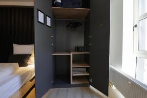 a room with a bed and a closet with shelves at 3-2-1meins Röntgen bis 3 Pers DTV 4 Sterne Parkplatz WLAN Self Check-in in Remscheid +27 photos