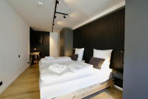 a bedroom with two beds with white sheets at 3-2-1meins Röntgen bis 3 Pers DTV 4 Sterne Parkplatz WLAN Self Check-in in Remscheid
