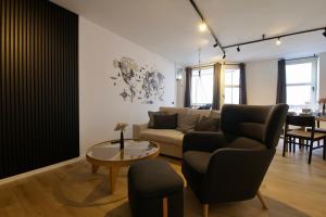 a living room with a couch and a table at 3-2-1meins Röntgen bis 3 Pers DTV 4 Sterne Parkplatz WLAN Self Check-in in Remscheid