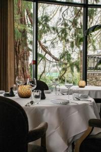 a table with wine glasses on it with a window at Kasteeltje Hattem in Roermond