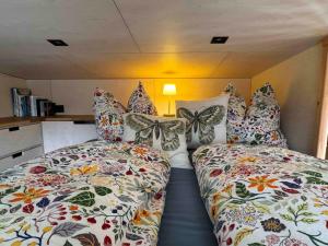 a bedroom with two beds with butterflies on them at Tiny Frida in Gifhorn