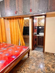 a bedroom with a bed in a room at Kejriwals Vaikunth 35A in Bangalore