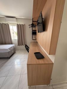 ein Zimmer mit einem Bett und einem Schreibtisch mit Monitor in der Unterkunft A M Hotel in São Luís