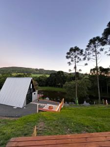 a building with a white roof on a field at Chalé Montem Verde I Refúgio na Serra Catarinense em Ponte Alta com Hidro próximo Lages, Urubici in Ponte Alta