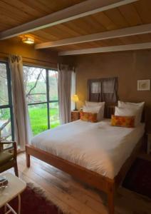 Giường trong phòng chung tại Hemdatya Stone Suites In The Galilee +87 ảnh