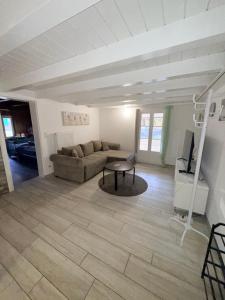 a living room with a couch and a table at Appartment Happy Life - Wimmis - near Spiez-Thun- Interlaken in Wimmis