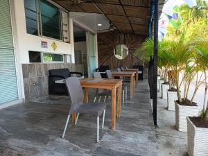 a restaurant with wooden tables and chairs and plants at Sky view hotel tolu in Tolú
