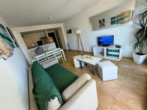 a living room with a couch and a table at Duna 6 in Mar de las Pampas