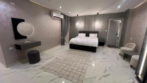 a hotel room with a bed and a mirror at كورنيش نيل معادي in Al Ma‘şarah