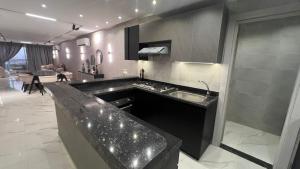 a kitchen with a counter top and a sink at كورنيش نيل معادي in Al Ma‘şarah