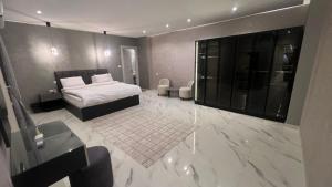 a bedroom with a bed and a living room at كورنيش نيل معادي in Al Ma‘şarah +4 photos