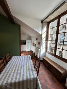 a room with a bed and a kitchen with windows at Loft Blois Cathédrale 2 Chambres in Blois +9 photos