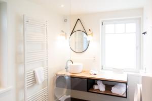 a bathroom with a mirror and a sink at Table Rase chambres d'hôtes, restaurant et weekend aux Thermes de Spa in Theux