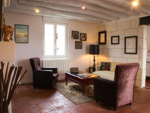 a living room with a couch and chairs and a table at Cottage l'Orée du Cher in Chissay-en-Touraine