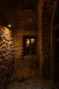 ein Raum mit einem Fenster in einer Steinmauer in der Unterkunft Mileca Sciù Sciù - Camere, Suite Zona Benessere in Sciacca