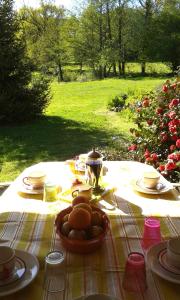 a picnic table with a plate of food on it at Maison Saint Romain in Saulgond