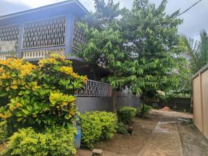 a building with a bunch of trees and bushes at Villa Étage Z Irma in Antsiranana