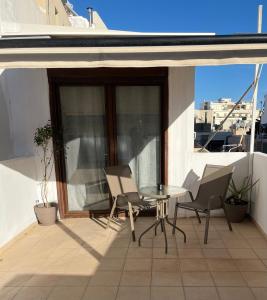 a patio with a table and chairs on a balcony at ArMA URBAN LIVING in Bendevís