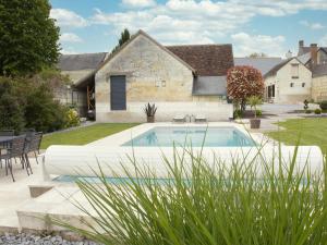 a house with a swimming pool in the yard at Cottage l'Orée du Cher in Chissay-en-Touraine