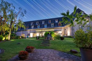 a view of the hotel leominthouse at night at Le Bailliage Hôtel & Spa in Salers