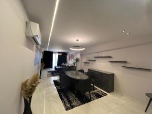 a living room with a couch and a tv at كورنيش نيل معادي in Al Ma‘şarah +4 photos