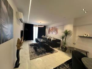 a living room with a couch and a table at كورنيش نيل معادي in Al Ma‘şarah
