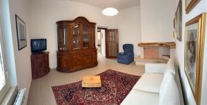 a living room with a white couch and a tv at Cà Turi Sarzana in Sarzana