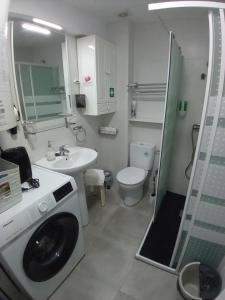 a bathroom with a sink and a toilet and a shower at MERINDADES AMAZUL CORZO - Apartamento Turístico - Medina de Pomar in Medina de Pomar