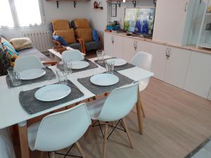 a kitchen and living room with a table and chairs at MERINDADES AMAZUL CORZO - Apartamento Turístico - Medina de Pomar in Medina de Pomar +54 photos