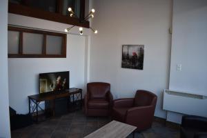 a waiting room with two chairs and a table at Hôtel particulier du marché in Quebec City