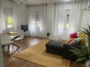 a living room with a couch and a dining room at Casa Bia Plus in Elche