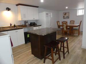 eine Küche mit Theke, Tisch und Stühlen in der Unterkunft Chambre privée dans logement partagé in Saint-Nazaire + 3 Fotos