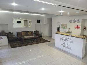 ein Wohnzimmer mit einer Theke und einem Tisch in der Unterkunft Platformatbilisi in Tbilisi City