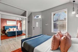a bedroom with a bed and a living room at Boutique Studio Hideaway Near Forest Park in Saint Louis