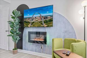 a living room with a fireplace and the gateway arch at Abstract Haven | Stylish 1BR by Tower Grove in Saint Louis