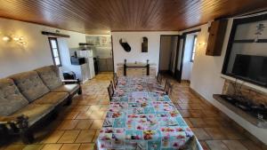 a long table in a living room with a couch at Coeur de Koss Climatisé in Blars