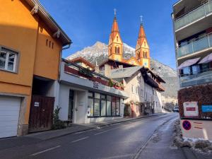 an empty street in a town with two towers at Mitten im Zentrum Ferienwohnungen mit sonniger Terrasse in Telfs