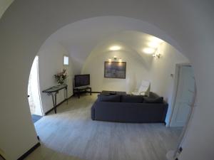 a living room with a couch and an archway at Case di Campo in Albenga