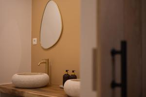 a bathroom with two sinks and a mirror at Escapade Boisée in Vencimont