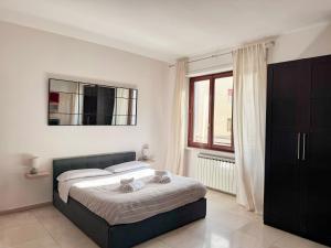 a bedroom with a bed and a window at B&B 31 mt dal Duomo in Benevento