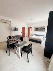 a living room with a bed and a table and chairs at B&B 31 mt dal Duomo in Benevento +13 photos