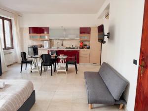 a living room and kitchen with a couch and chairs at B&B 31 mt dal Duomo in Benevento