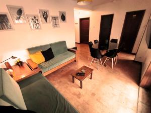 a living room with a couch and a table at Gulbenkian 39 in Vila Nova de Gaia