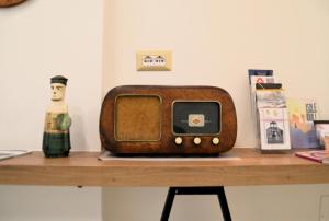 a brown radio sitting on top of a table at La Locanda d'Oro in Monastir