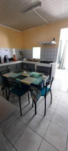 a kitchen with a ping pong table in a room at Le Tranqu'Île in Sainte-Marie