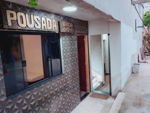 a building with a sign that reads pousada at pousada benção in Aparecida